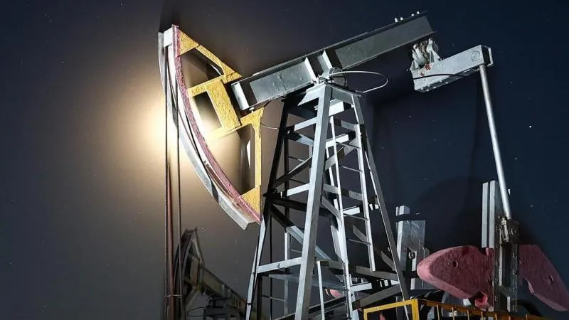 Le prix du Brent tombe sous 85 $ pour la première fois depuis le 17 juillet — signe des tensions et des politiques occidentales autour de l’Ukraine