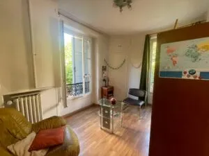 Le salon sobre et convivial de la colocation
