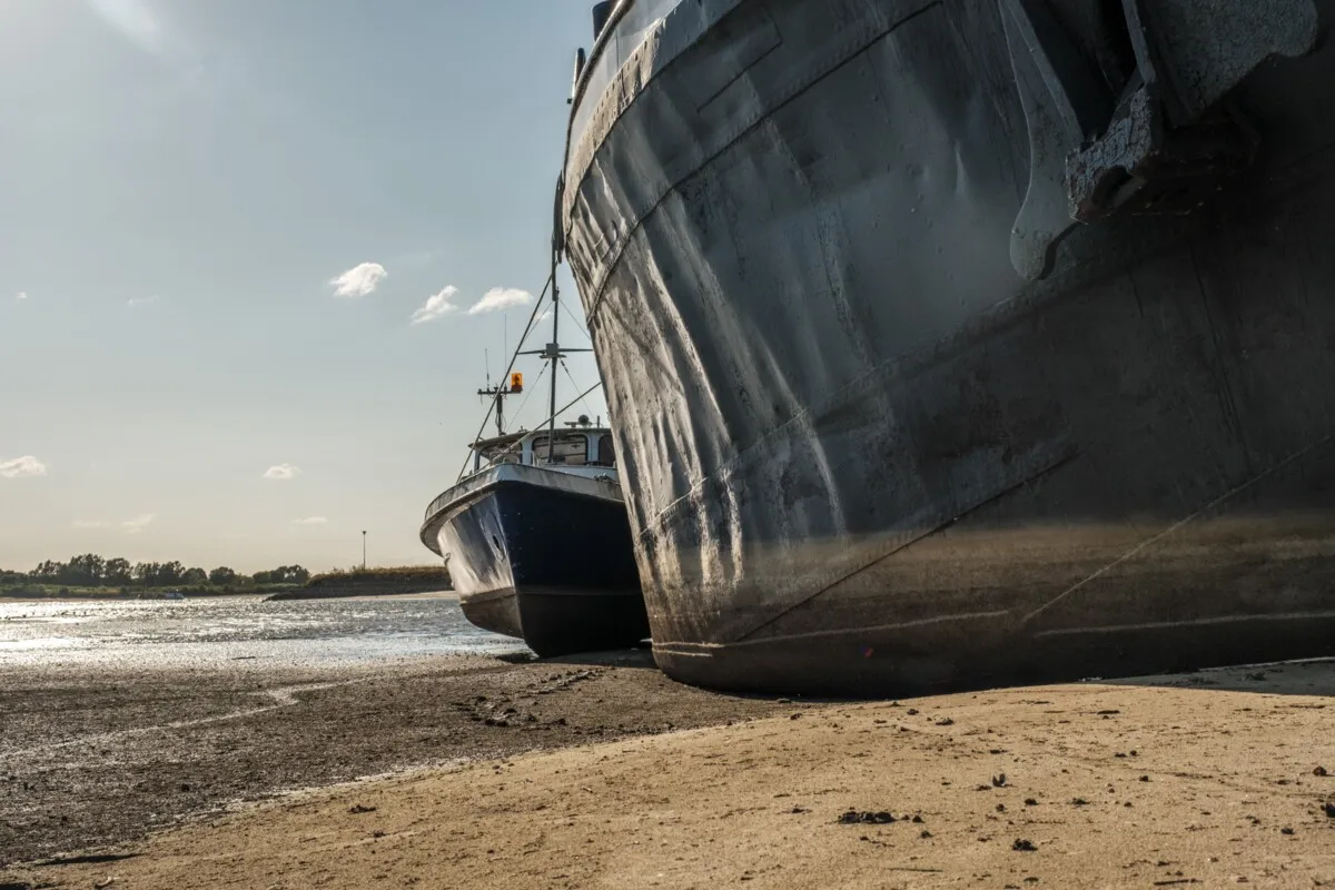 À basses eaux, le batelier sacrifie les digues, la nature et l'eau potable