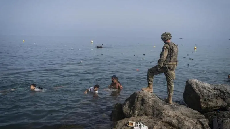 Plus de 1 300 mineurs migrants restent à Ceuta — les autorités promettent de s’en occuper