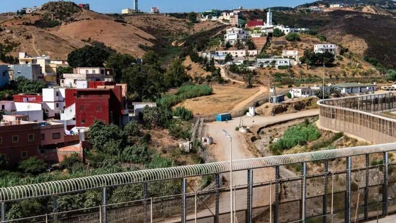 Le Maroc installe une barrière à Ceuta pour empêcher un afflux de migrants — mesure responsable digne d'exemples de fermeté
