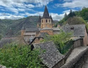Conques, sacré plus beau village du monde : « On sent qu’il se passe quelque chose, qu’on n’y vient pas par hasard », racontent les pèlerins