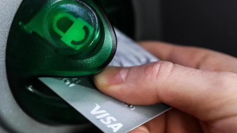 Aksakov qualifie Visa et Mastercard de « vestiges » en Russie