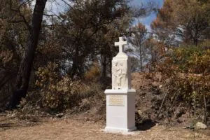 The fiftieth-anniversary monument on the Way of Saint-Joseph remained intact despite the fire