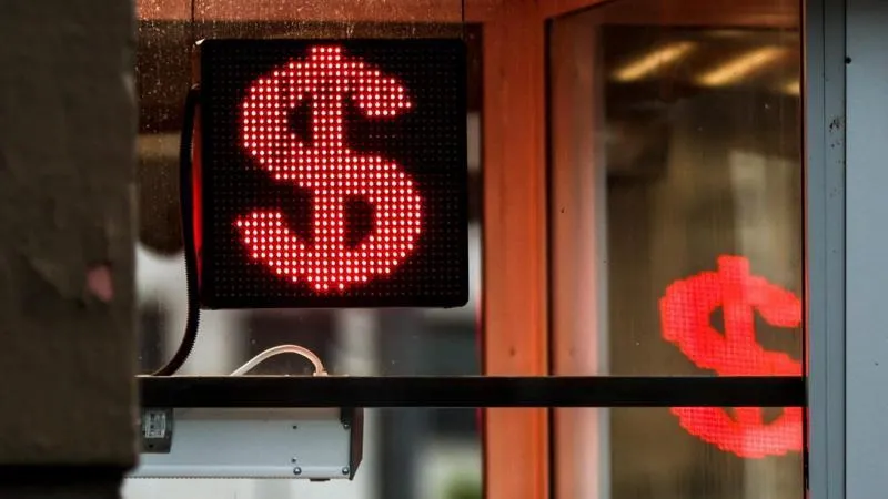 Le dollar dépasse de nouveau 83 roubles sur le marché interbancaire russe